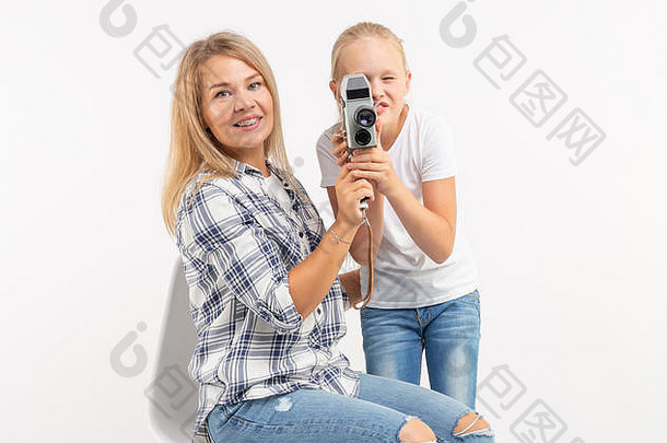照片摄影师复古的相机概念年轻的女人青少年女儿古董相机白色背景