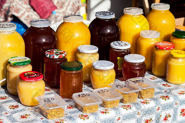 甜蜜的新鲜的蜂蜜准备好了出售传统的农民市场俄罗斯