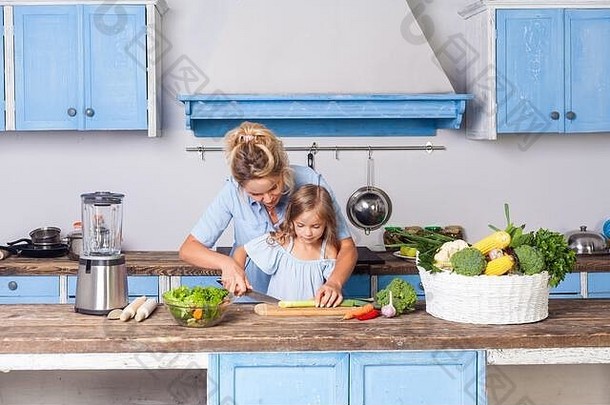 年轻的妈妈。可爱的孩子烹饪健康的早餐切割切蔬菜准备素食者沙拉现代厨房新鲜的gre考试