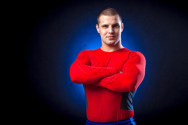 强大的黑头发的sportman红色的体育穿冲警卫微笑站蓝色的灯黑色的孤立的背景
