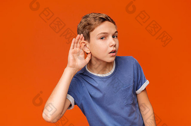 好奇的史努比小学生持有手耳朵