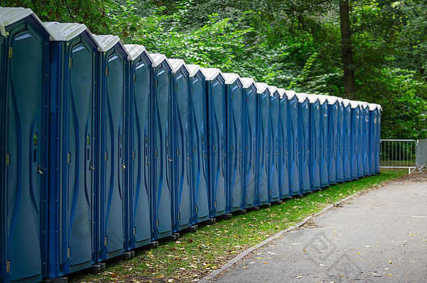 生物公共厕所公园锁着的可移植的化学厕所提供隐私卫生自然背景