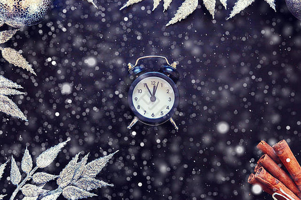 圣诞节一年作文框架使冬天对象银分支点缀时钟黑暗黑色的背景平躺前视图复制空间圣诞节12月时间庆祝活动概念