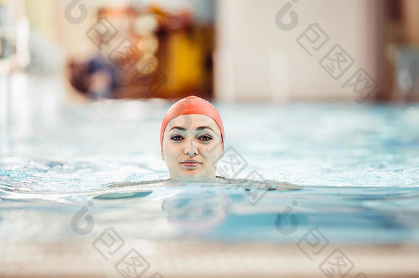 美丽的女人帽微笑相机边境游泳池