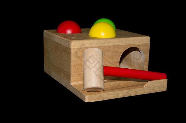 木锤击玩具彩色球锤孤立的黑色的背景
