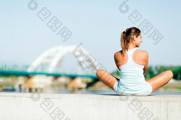 年轻的女人伸展运动放松城市锻炼