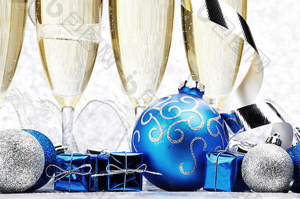 眼镜香槟装饰圣诞节球闪闪发光的背景