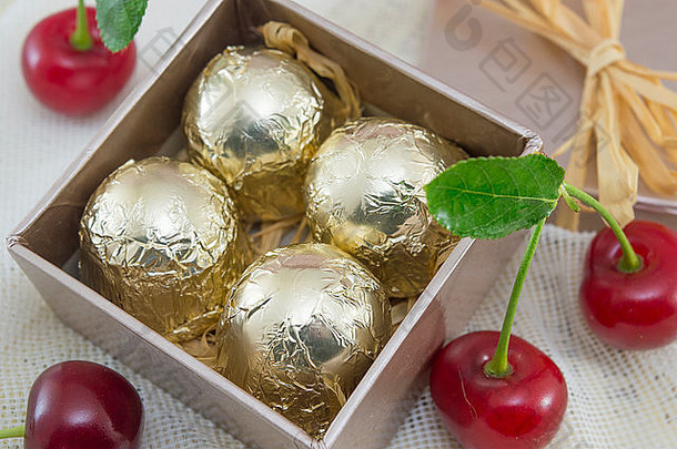 巧克力糖果包装金彩色包装红色的现在盒子新鲜的樱桃