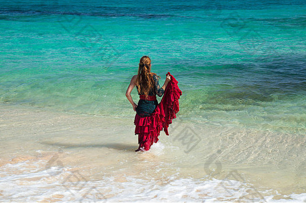 年轻的有吸引力的女人红色的绿色弗拉曼柯舞衣服海洋海岸