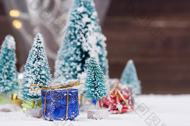人工圣诞节树雪礼物盒子背景复制空间浅深度场
