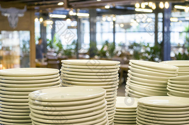 白色陶瓷餐具餐厅不锈钢货架上