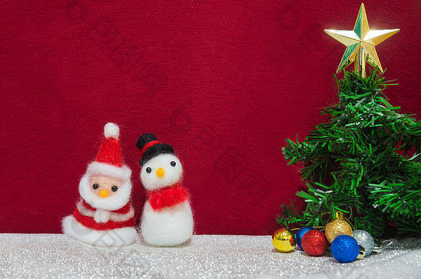 圣诞老人老人雪人羊毛娃娃绿色圣诞节树闪闪发光的色彩斑斓的球闪亮的明星装饰红色的布背景快乐一年克里斯