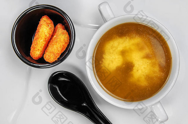 美味的开胃的秋天汤炸面包碗服务表格黑色的勺子特写镜头
