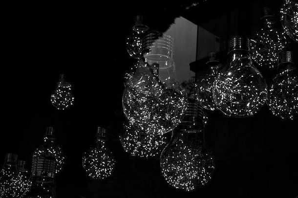 设计概念光圣诞节内部灯泡黑色的背景设计装饰灯泡光装饰