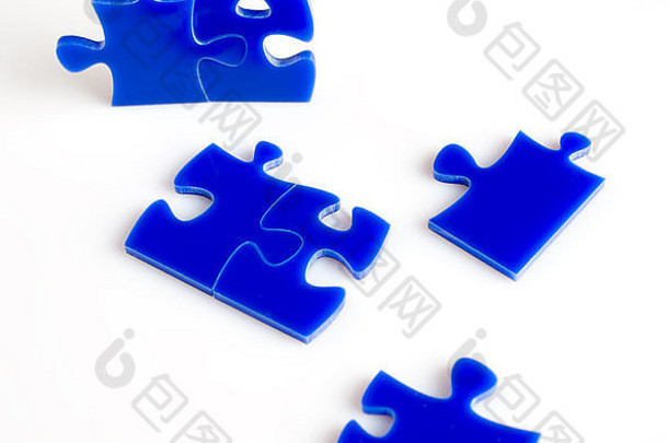 蓝色的拼图谜题块孤立的白色背景