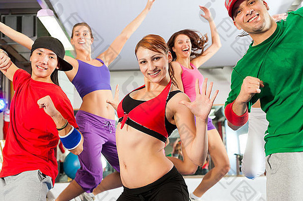 健身年轻的人尊巴培训跳舞锻炼健身房