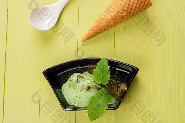 绿色茶味道冰奶油木表格勺子平躺前视图