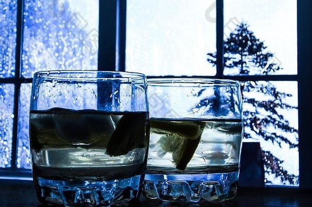 冬天背景免费的空间霜冰装饰窗口威士忌眼镜窗台上威士忌冰