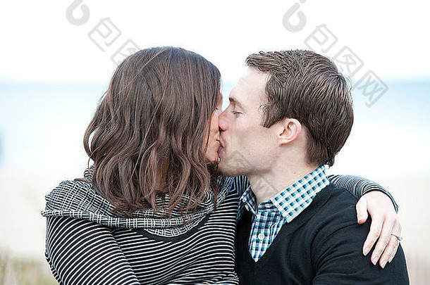 年轻的夫妇接吻