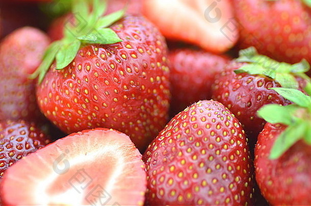 特写镜头成熟的新鲜的美味的草莓