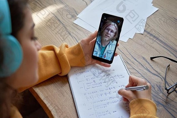 拉美裔女孩学校学生持有电话学习在线视频调用数学老师