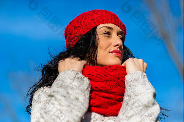 可爱的年轻的女人红色的帽公园