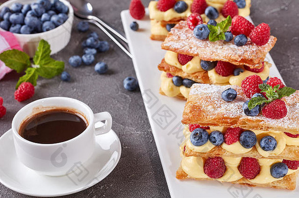 法国甜点millefeuille泡芙糕点蛋奶沙司奶油树莓蓝莓板杯咖啡浆果表格视图