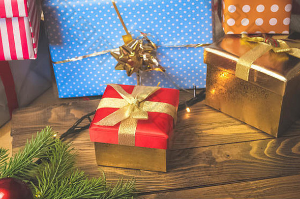 特写镜头图像色彩斑斓的圣诞节礼物盒子现在木背景
