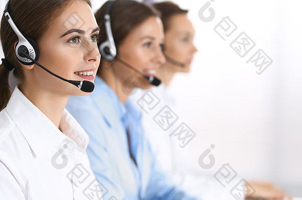 集团callcenter运营商工作焦点美丽的业务女人耳机