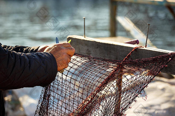 渔夫维修钓鱼网