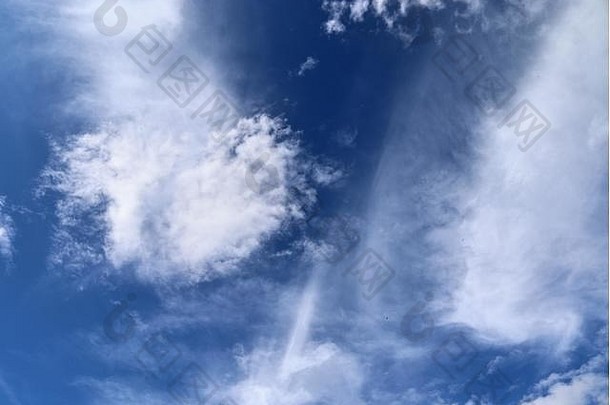 天上的<strong>背景</strong>卷云云蓝色的天空阳光明媚的一天