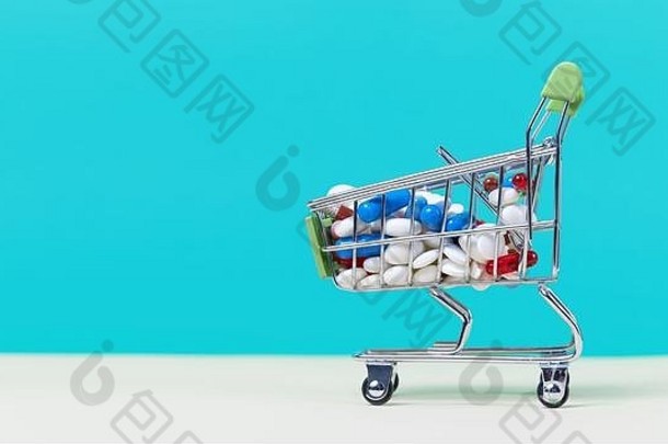 微型购物车填满药片平板电脑胶囊药店购物医学药物滥用概念