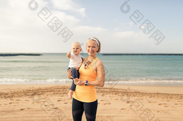 <strong>妈妈</strong>。婴儿男孩享受日出海滩走放松女人持有婴儿男孩蹒跚学步的美丽的鼓舞人心的海滩海洋景观