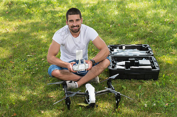 年轻的工程师男人。准备无人机飞行公园