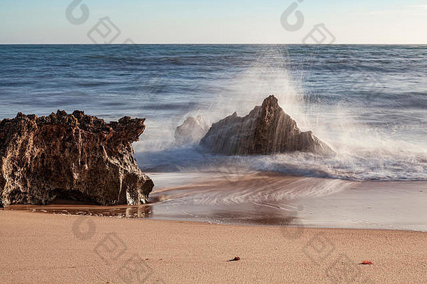 岩石波冲浪海滩沙滩上岛港口巢穴科斯塔vicentinaalentejo葡萄牙欧洲