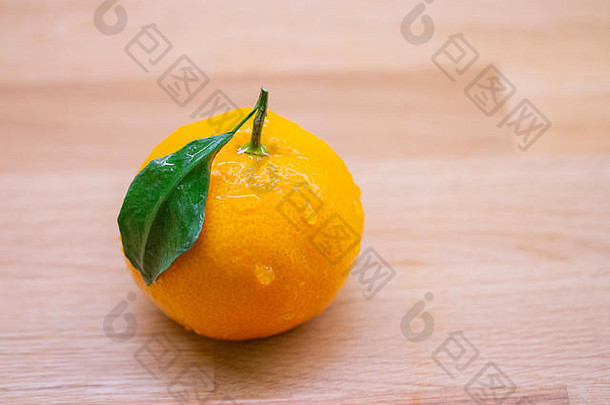 新鲜的成熟的普通话绿色叶水滴湿橙色开胃的柑橘类普通话木表格普通话用钉子钉上叶特写镜头