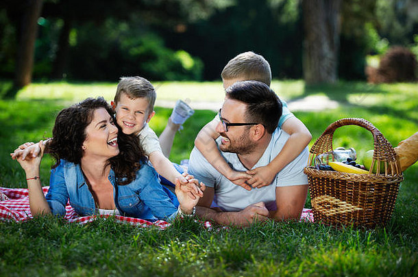 快乐年轻的家庭享受野餐自然