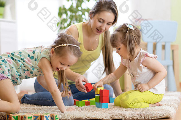 可爱的孩子们妈妈玩色彩斑斓的玩具