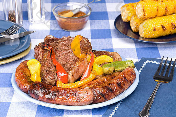 德国碎肉香肠牛排晚餐玉米结实的矮野餐表格桌布