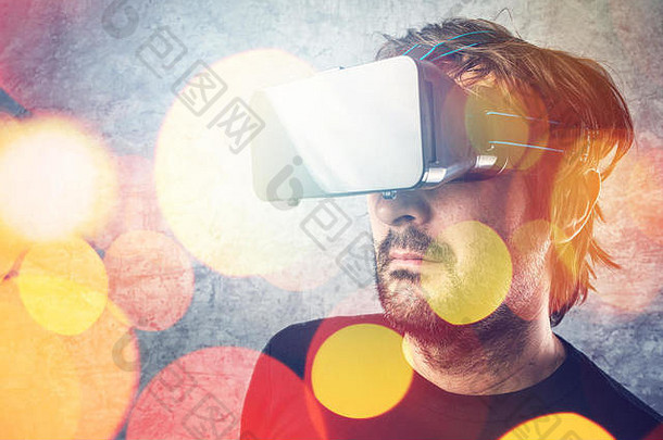 成人男人。穿虚拟现实护目镜看多媒体内容现代未来主义的技术小工具