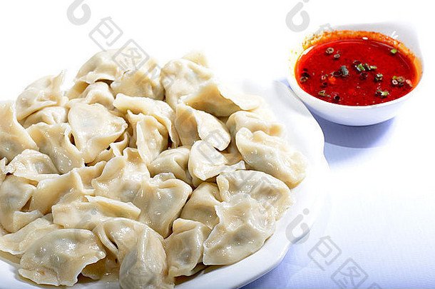 中国人食物煮熟的饺子酱汁白色背景