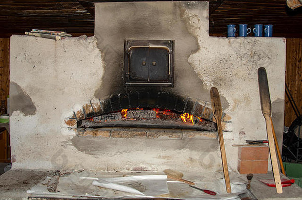 前面一边木解雇了面包烤箱燃烧火工具使<strong>面包图片</strong>北部瑞典