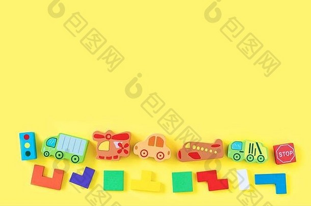 色彩斑斓的婴儿孩子们木玩具黄色的背景发展中色彩斑斓的块汽车飞机前视图平躺复制空间文本