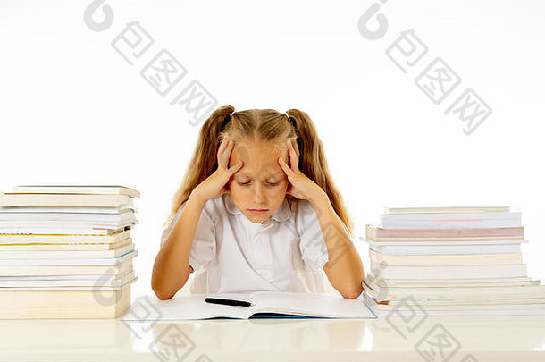 伤心累了可爱的女学生金发碧眼的头发坐着压力家庭作业压倒研究教科书孩子们<strong>教育学院</strong>