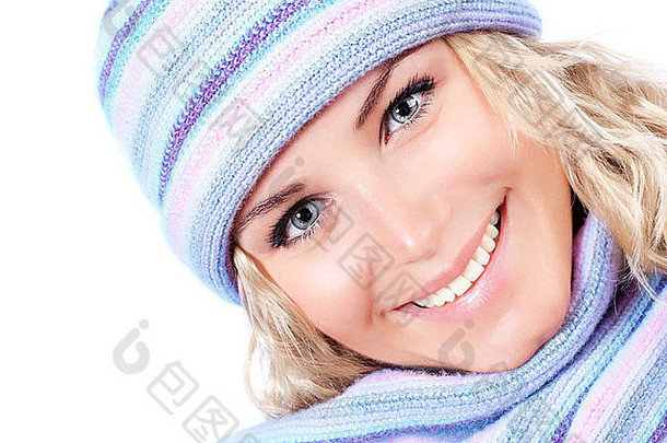 <strong>图片可爱</strong>的金发碧眼的女孩穿蓝色的他围巾特写镜头肖像漂亮的女人穿着温暖的帽孤立的