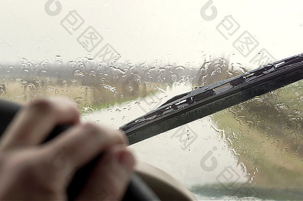 开车雨风暴焦点刮水器挡风玻璃