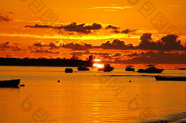 日落红色的橙色热带海滩