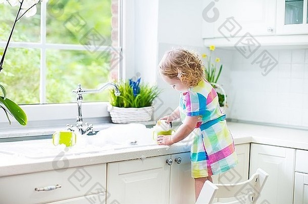 孩子洗菜孩子们洗盘子杯女孩帮助厨房玩水泡沫白色水槽