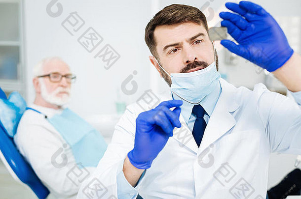 关闭细心的牙医x光图像