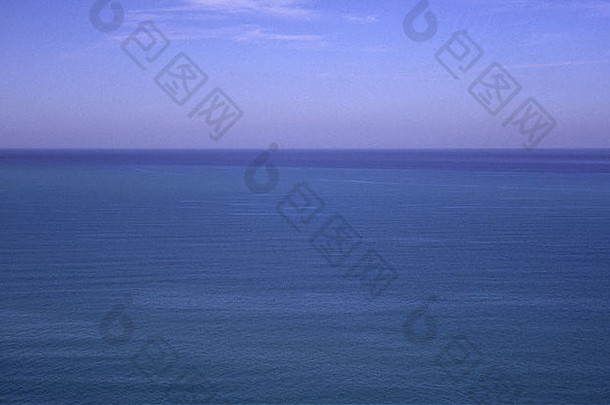 拍摄平静深蓝色的地中海海